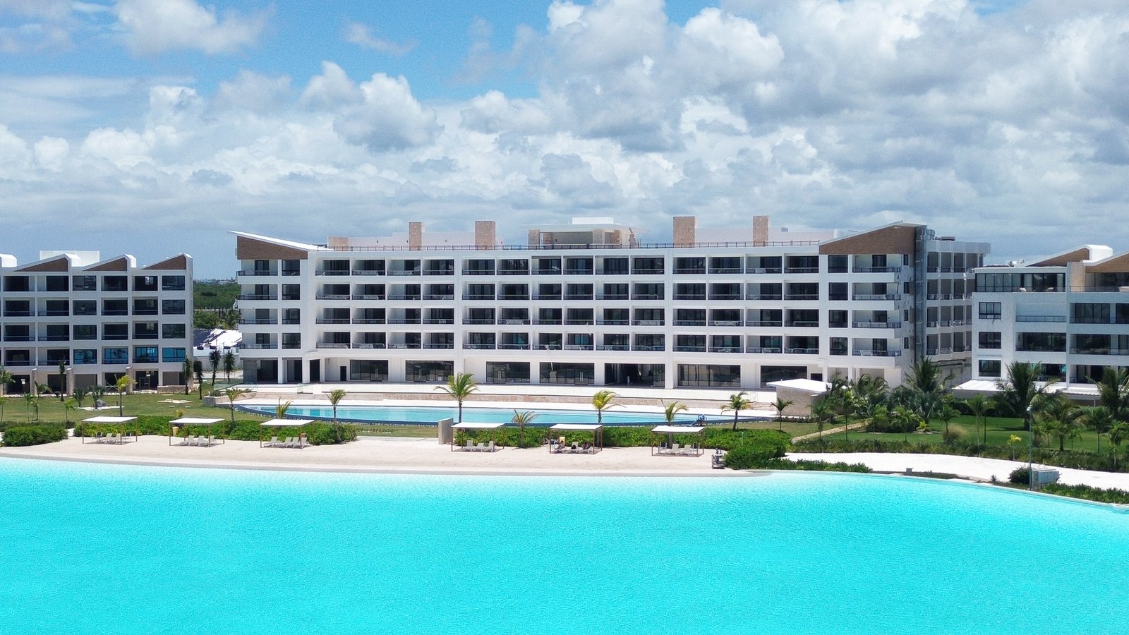 Fachada de The Beach en Punta Cana